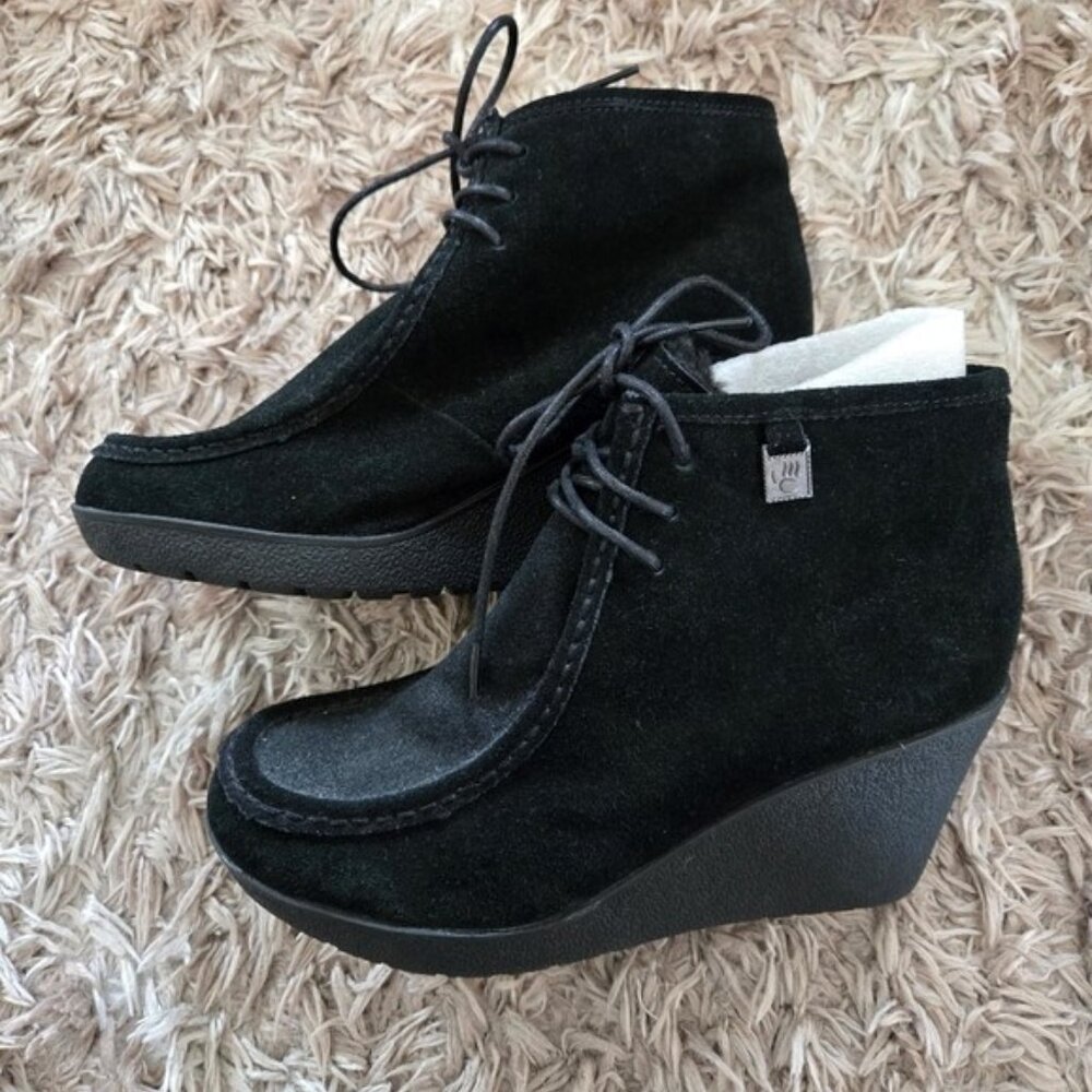 NWOT BEARPAW Astonia Black Suede Sheepskin Lined Wedge Lace Bootie Size 10